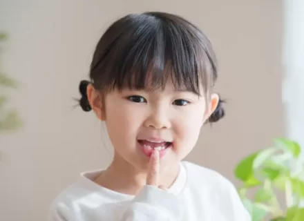 子どもの乳歯は抜いた方がいい？抜歯のタイミングと注意点
